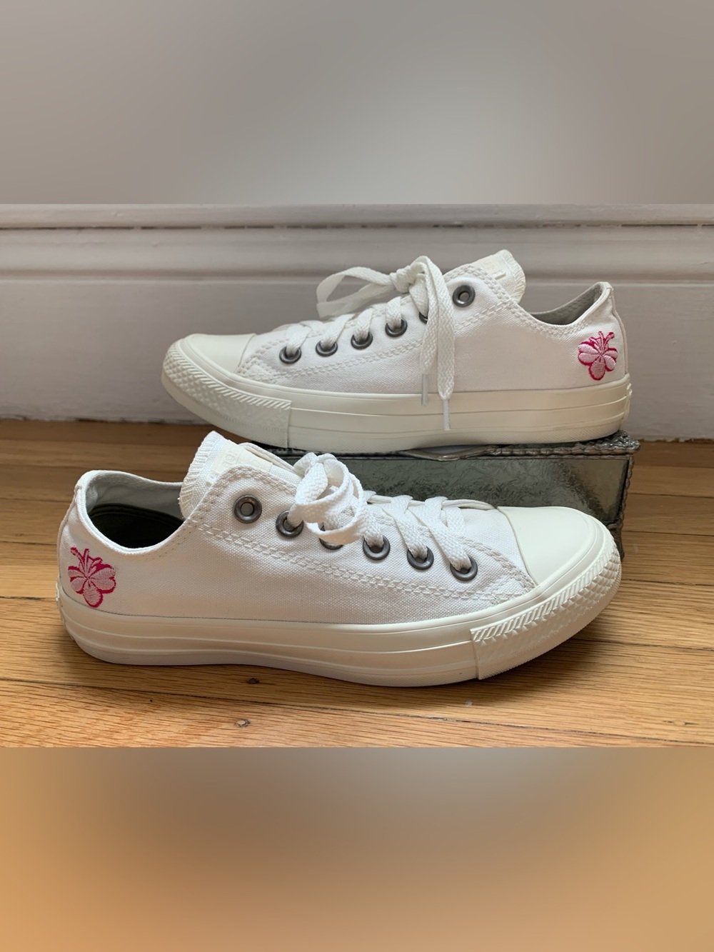 NWOB CONVERSE ALL STAR White Low-Cut Pink Flower Sneakers Size Women’s 7/Men’s 5